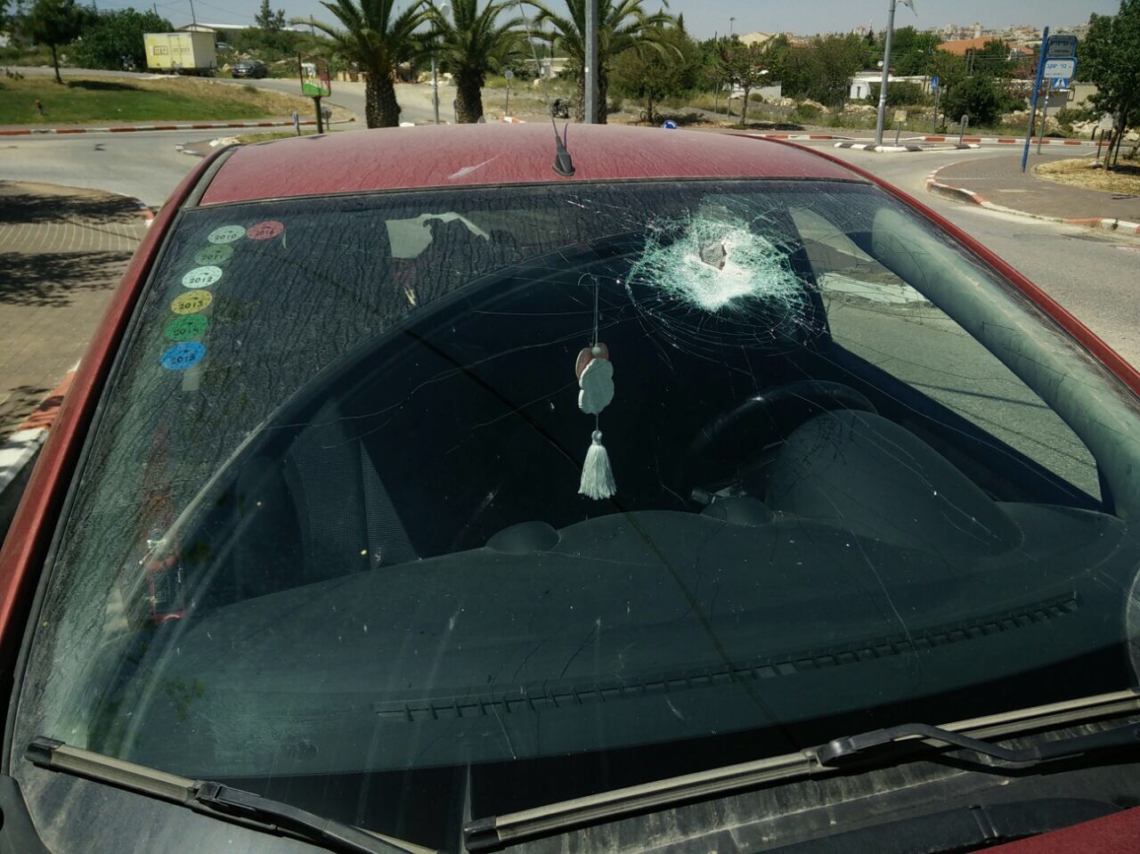 צילום: הצלה יו שני פצועים ו-8 ילדים נפגעי חרדה בפיגוע אבנים בין עפרה לשילה