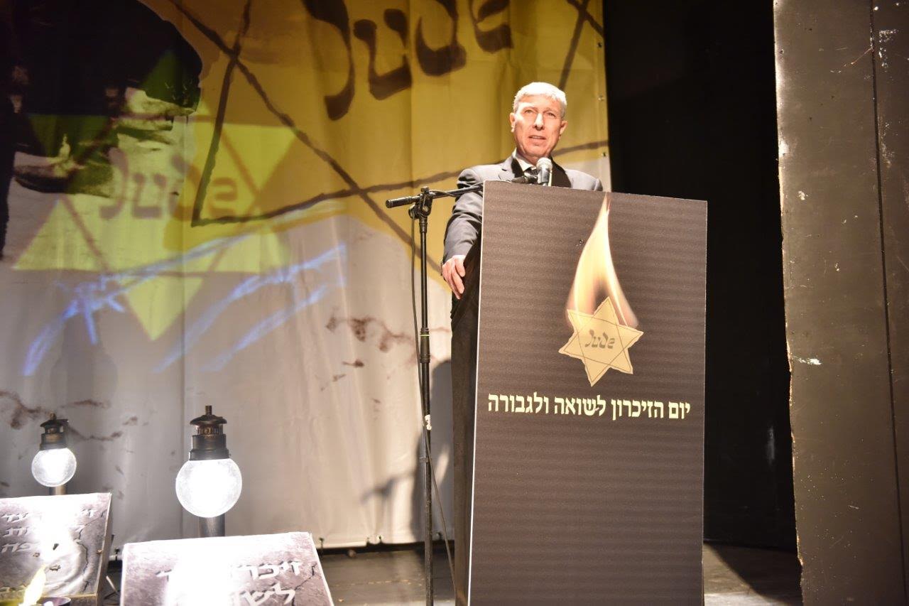 צילום: קריית אתא ניצולי שואה ונציגי הנוער הדליקו משואות בטקס יום הזיכרון