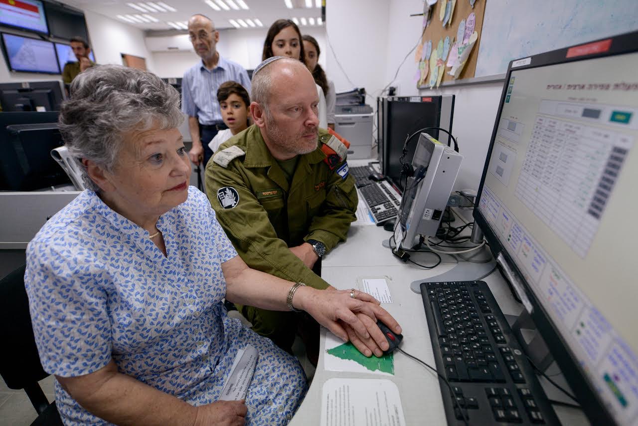 צילום: דובר צה''ל ניצולת שואה ובנה, סא"ל (מיל'), הפעילו את הצפירה לזכר הנספים