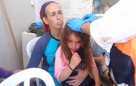 צפו בטירוף: הרכב שנרגם באבנים והילדים שלקו בחרדה