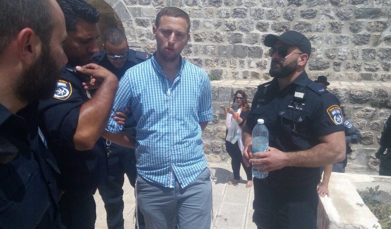 צפו: יהודי נעצר לאחר שקרא "שמע ישראל" בהר הבית