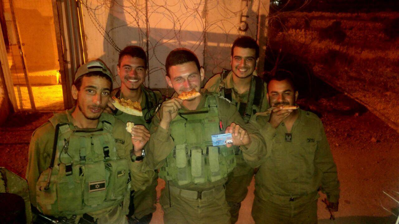 מפנקים את חיילינו היקרים בפיצות ושתייה חמה