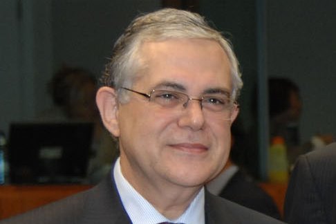 צילום: משרד האוצר היווני, ויקיפדיה ראש ממשלת יוון לשעבר פפדמוס נפצע מפיצוץ מטען חבלה במכוניתו