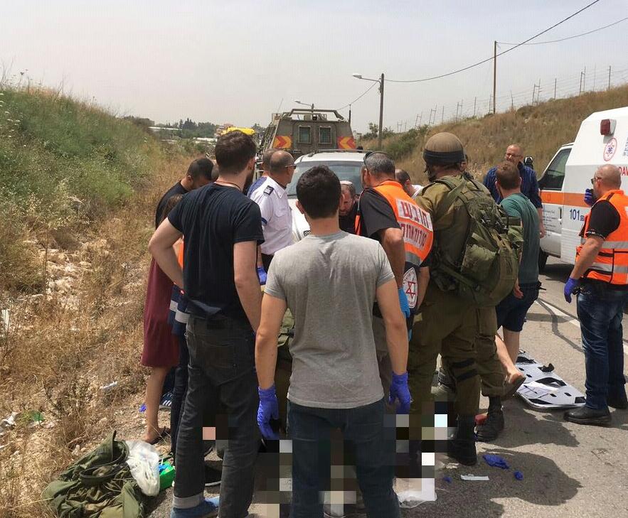צילום: דוברות מד''א נהרגה צעירה שנפלה מרכב נוסע סמוך למעבר אייל