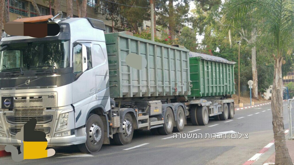 צילום: דוברות המשטרה נהג משאית פסול לנהיגה נתפס כשהוא נוהג עם הרישיון של אחיו