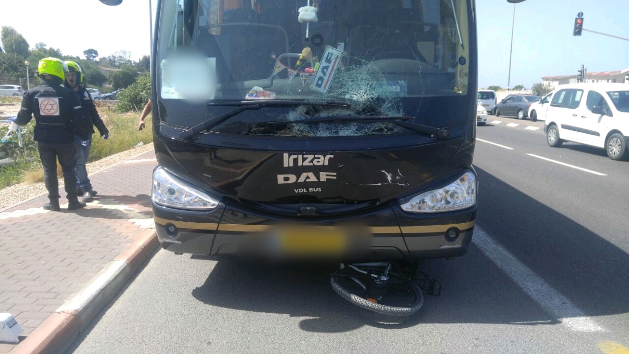 צילום: דוברות מד''א רוכב אופניים חשמליים נהרג מפגיעת אוטובוס סמוך לצומת עברון
