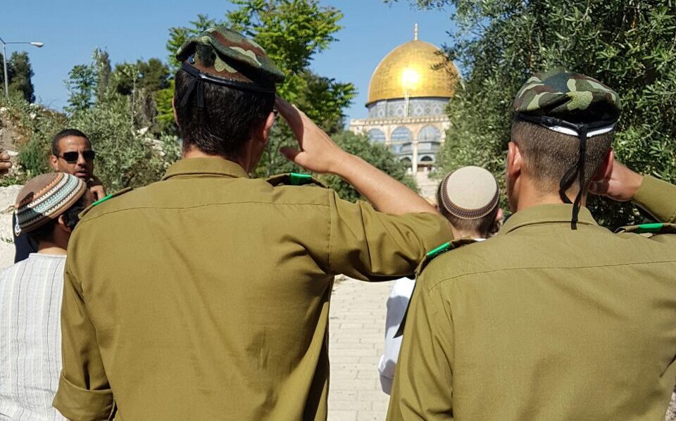 צילום: בנצי שני לוחמי כפיר שהצדיעו בהר הבית עוכבו והורחקו מהמקום