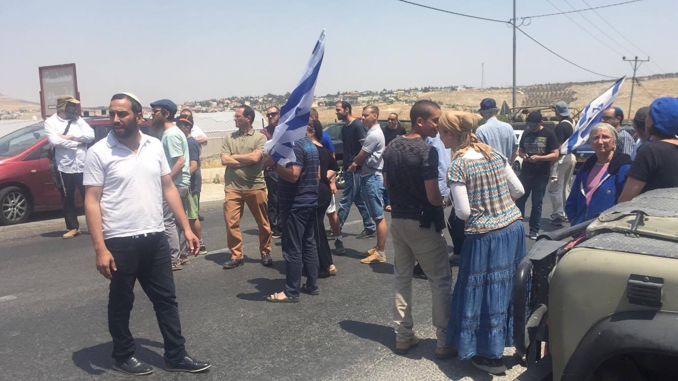 צילום: אריה רוזנברג תושבים הפגינו סמוך לתקוע: "נמאס מפיגועי האבנים – מפקירים את חיינו״