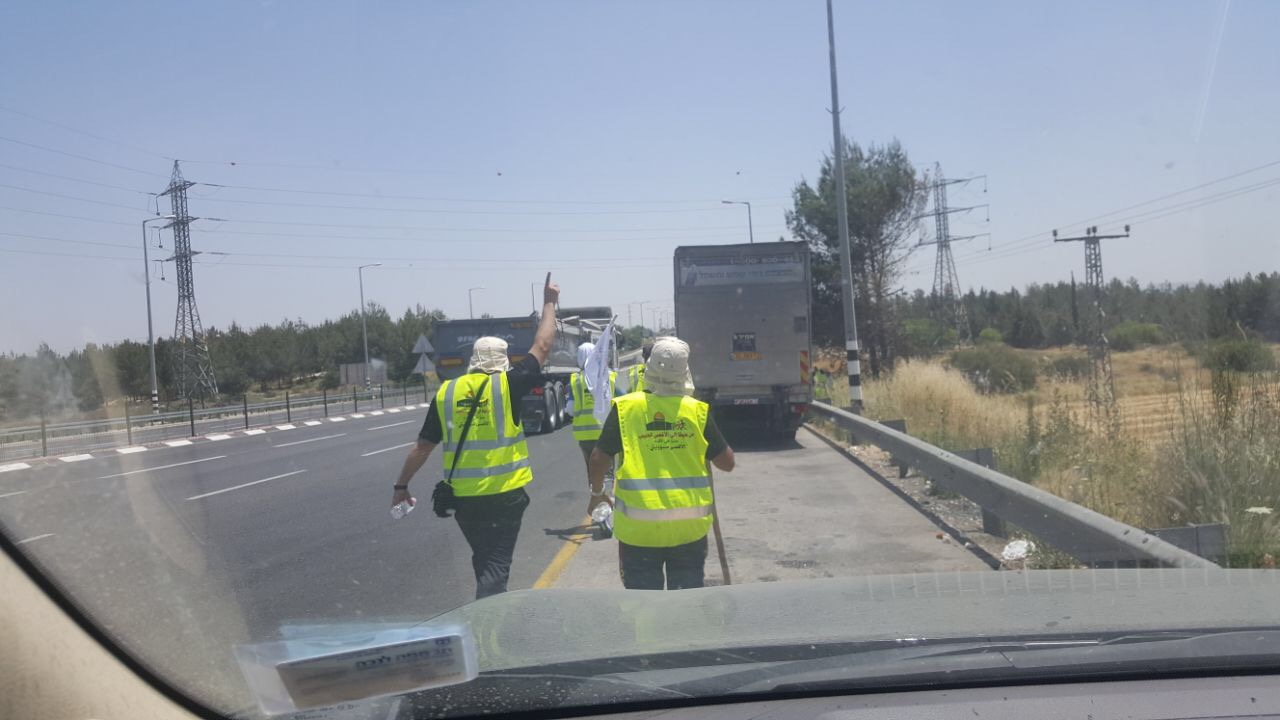 צילום: 0404 עושים מה שבא להם: ערבים עם דגלים ותמונות הר הבית צעדו על כביש 443