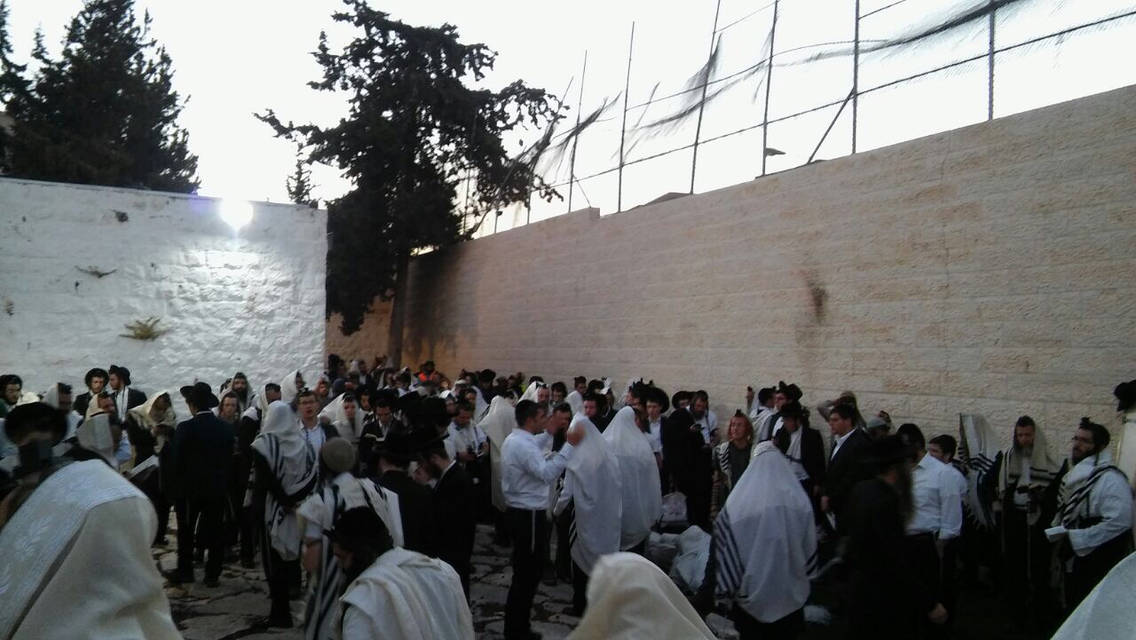 4,000 מתפללים ביקרו בקבר יוסף בשכם. נעצרו ערבים שזרקו לעברם בקבוקי תבערה
