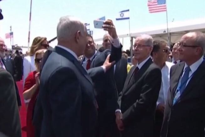 משרד החוץ על הסלפי עם טראמפ: ״אנשים שלא נכללו ברשימה ״התגנבו״ לשורת לוחצי הידיים״