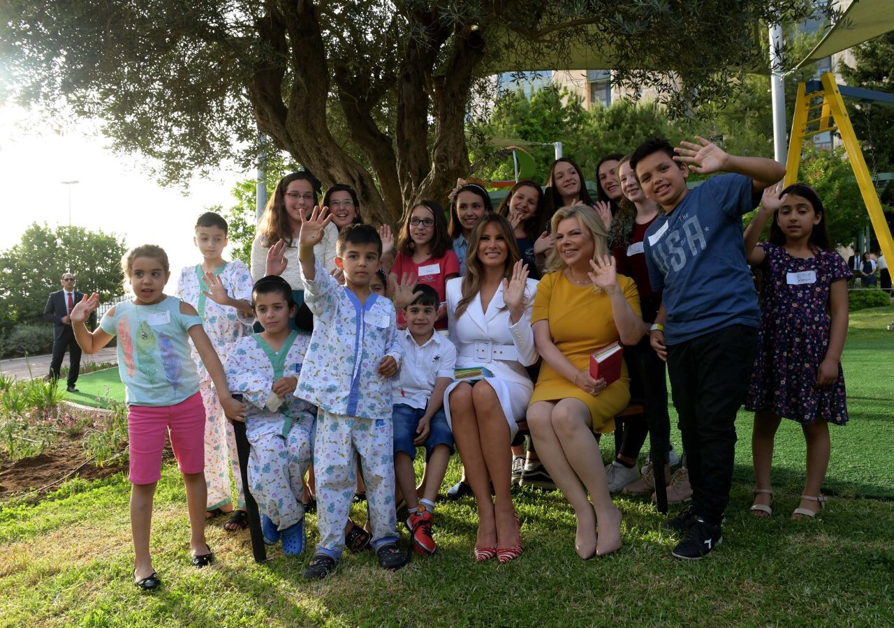 צילום: אבי אוחיון, לע מלניה ושרה נתניהו נפגשו עם ילדים בביה"ח. מלניה חילקה מתנות לילדים