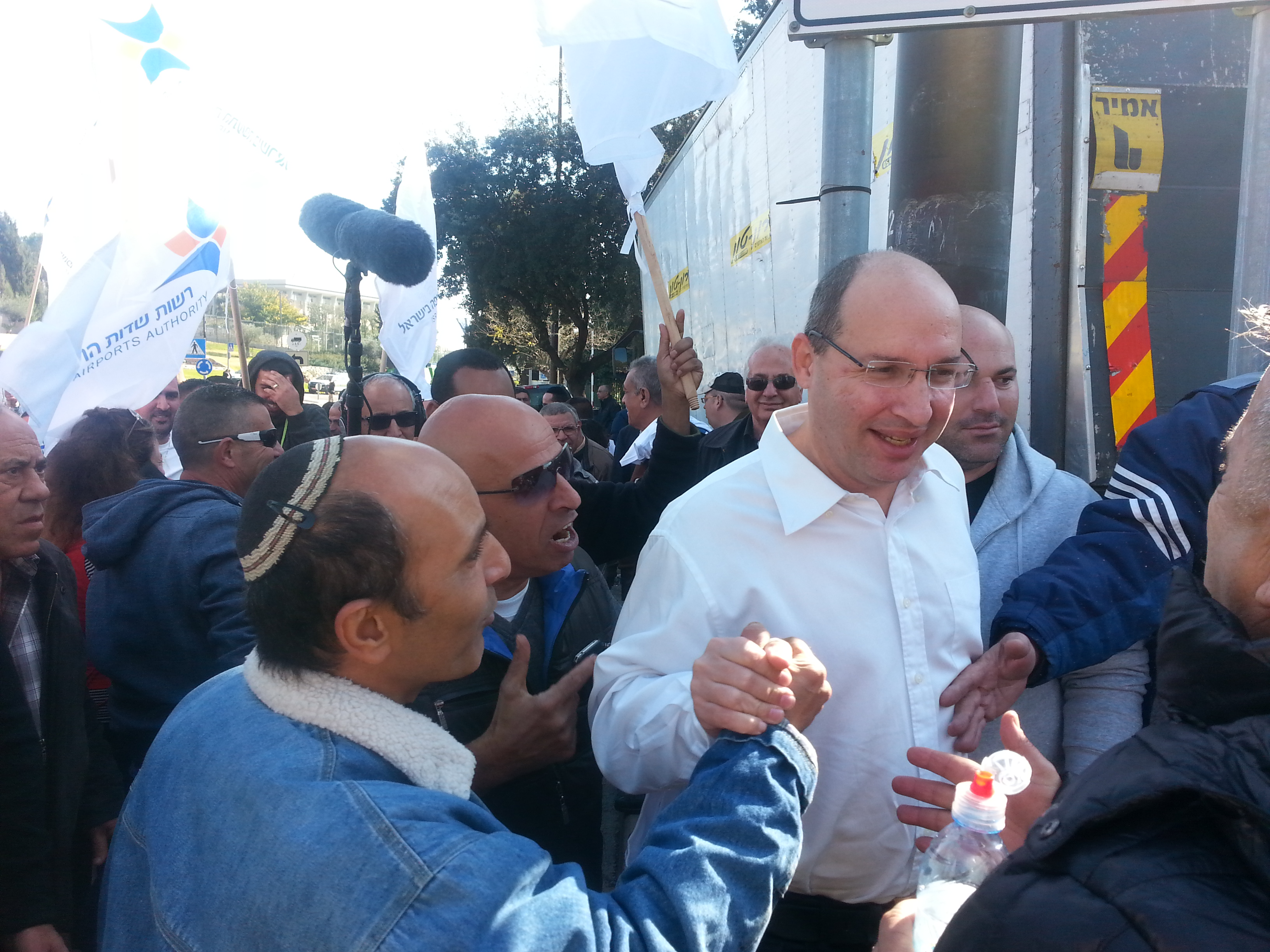 צילום: ניצן צבי כהן, ויקיפדיה בעקבות הפיטורים בטבע: ביום ראשון ישבתו לחצי יום העיריות, בנקים, נתב״ג, קופות חולים ועוד
