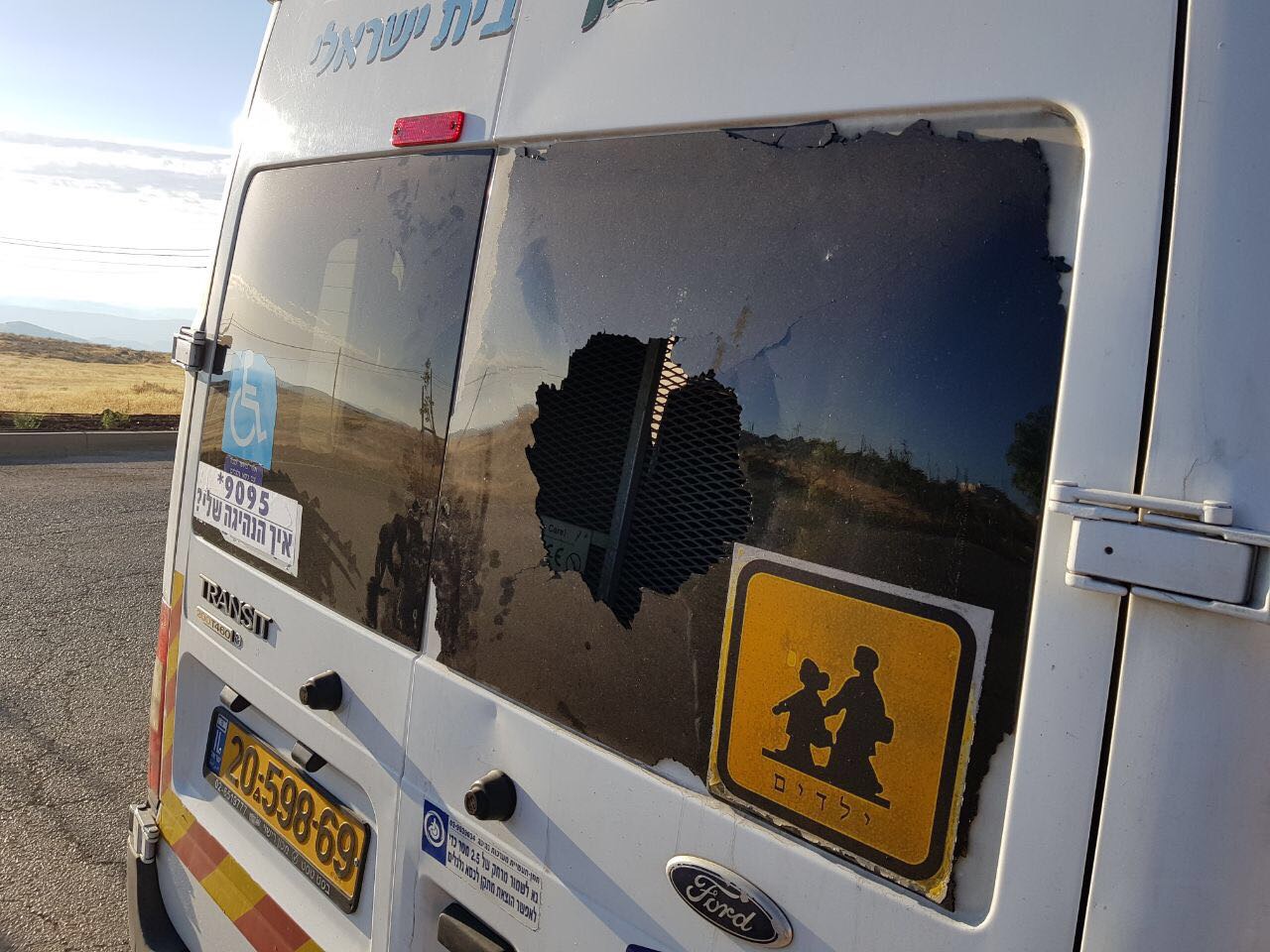 צילום: הצלה יו״ש הטרור בישראל: רכב הסעות הותקף באבנים סמוך לכיכר הרודיון
