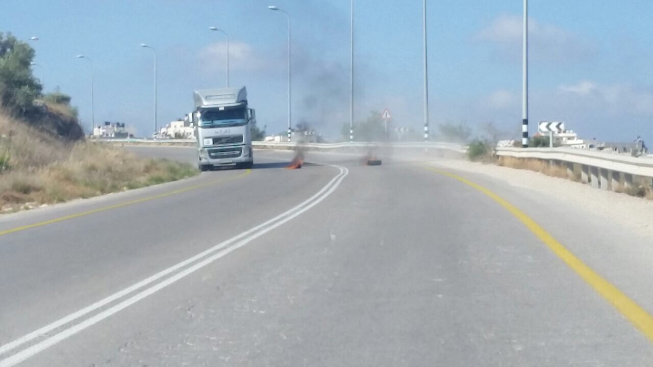 צילום: הצלה יו״ש ערבים הניחו צמיגים בוערים סמוך למחסום קריית ספר