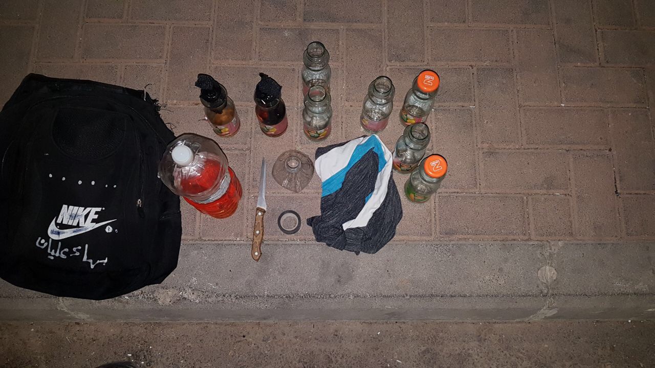 צילום: דוברות המשטרה שני מחבלים נתפסו עם תיק ו-9 בקבוקי תבערה בג׳בל מוכבר