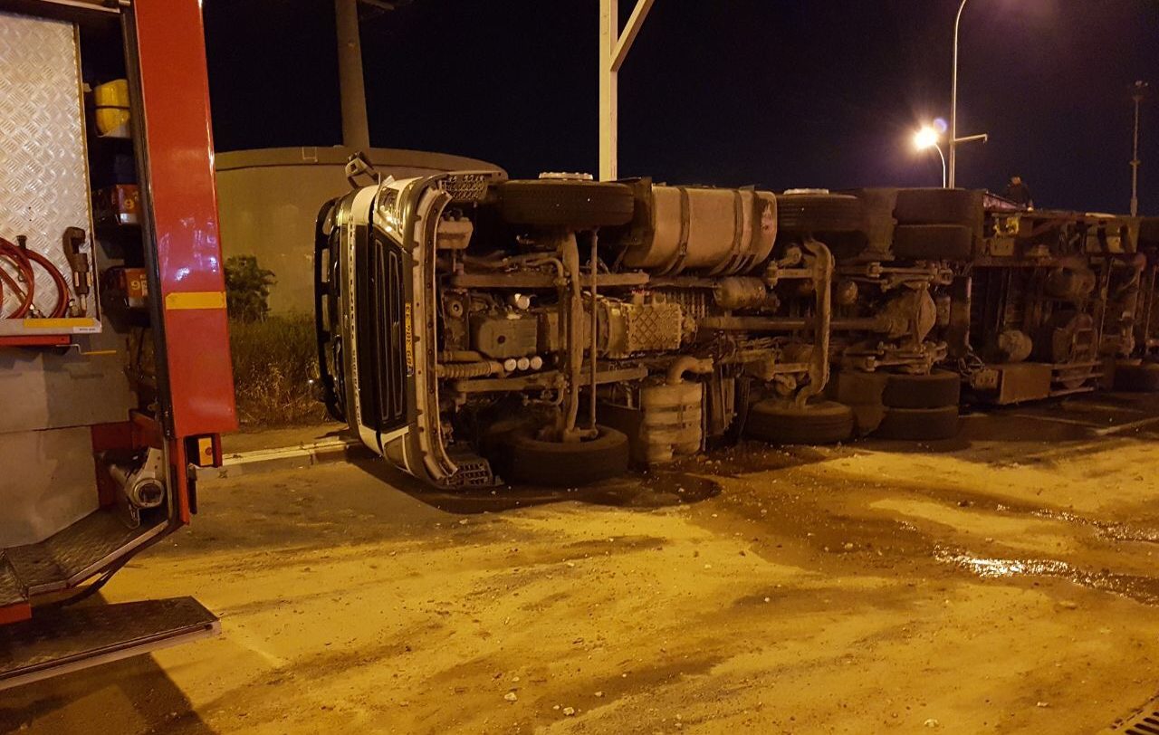 צילום: 0404 נהג משאית נפצע בינוני כתוצאה מהתהפכות משאיתו בבסיס חצור