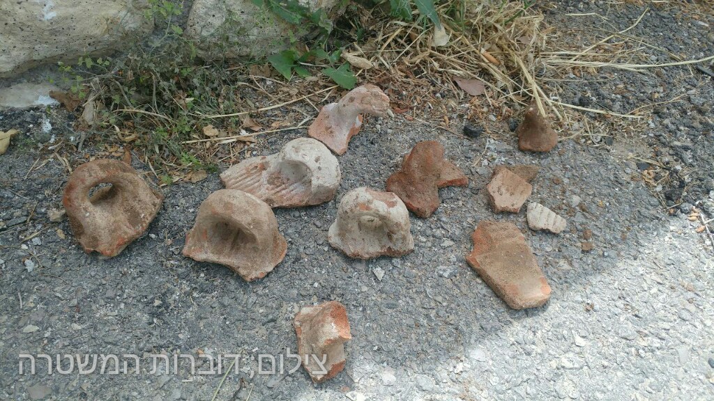 צילום: דוברות המשטרה שרידים מהתקופה הרומית אותרו על ידי שוטר במהלך עבודות כביש בהרצליה