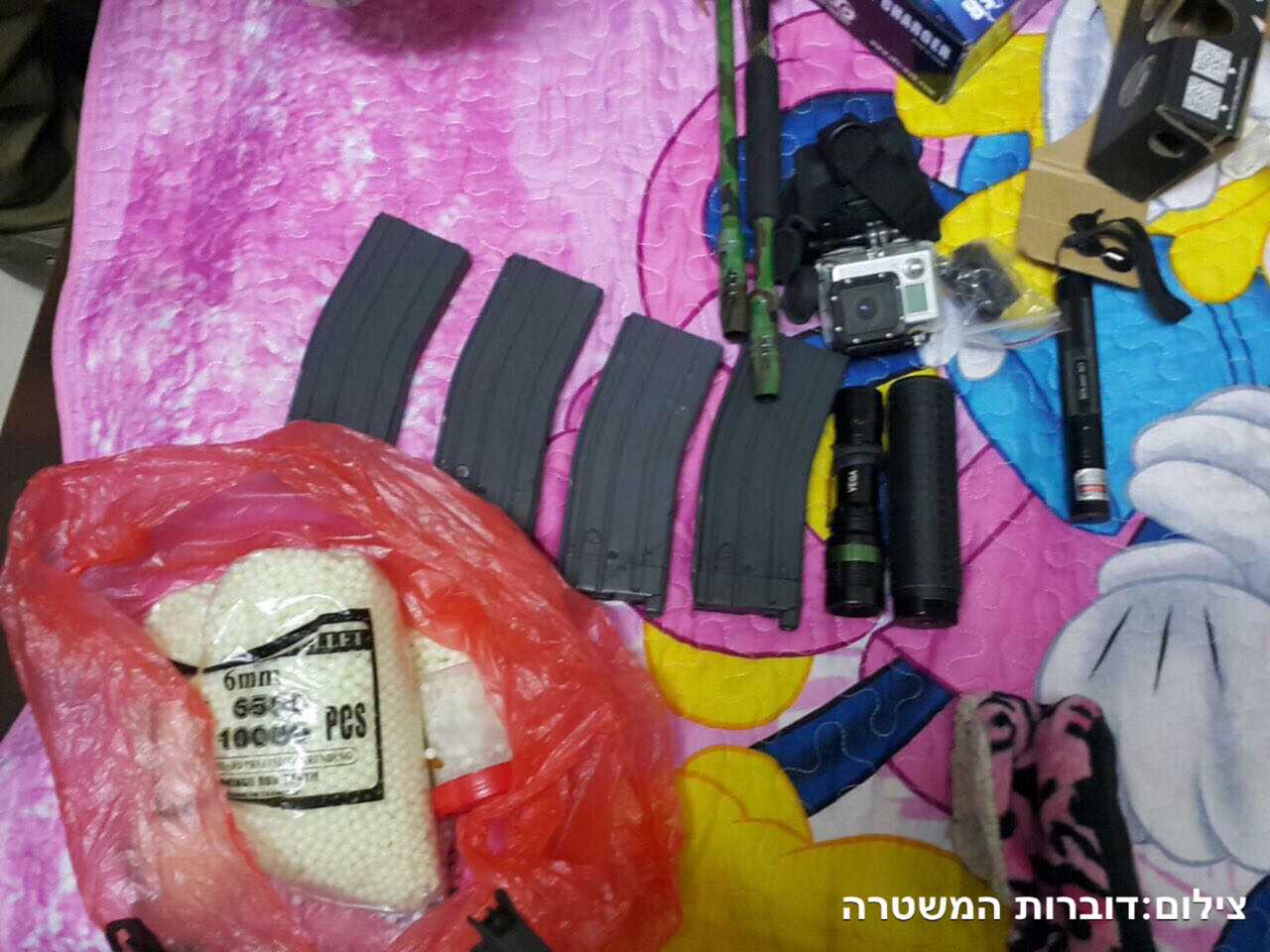 צילום: דוברות המשטרה נעצר ערבי שהסב כלי נשק מסוג איירסופט לנשקים חמים. בביתו נתפסו אמצעי לחימה