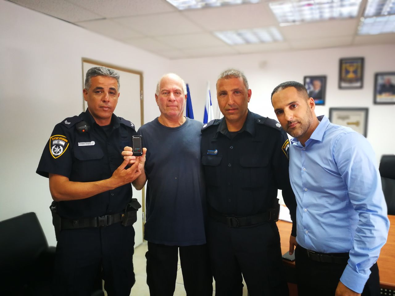צילום: דוברות המשטרה טלפון סלולארי שנגנב ובו תמונות של הבן שנהרג בצוק איתן הוחזר לאב
