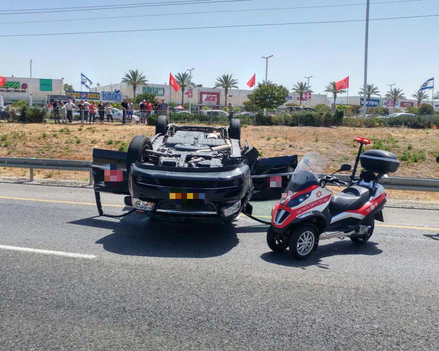 צילום: דוברות מד''א פצועה אנוש בתאונת דרכים בכביש 4 סמוך לרגבה