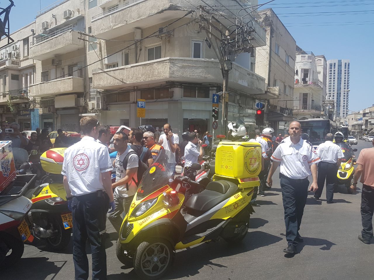 צילום: דוברות מד''א שלושה נפגעים בתאונת דרכים בתל אביב