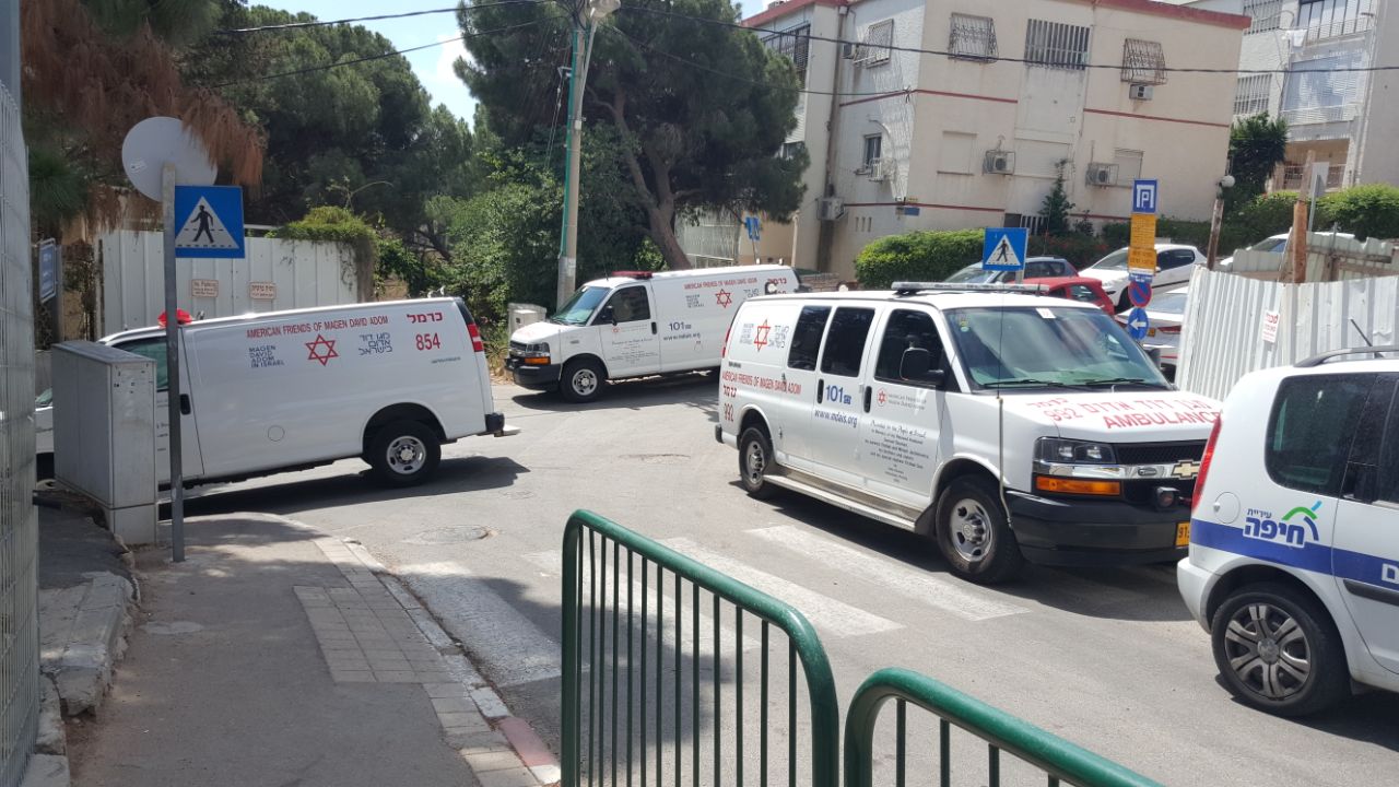 צילום: מד 12 תלמידים במצב קל פונו לאחר שענפים מעץ נשברו ונפלו עליהם