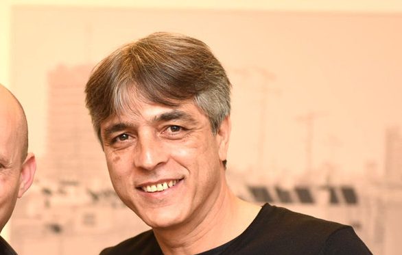 צילום: הבית היהודי אלי אוחנה חתם רשמית בבית"ר ירושלים וקיבל את זכויות הניהול