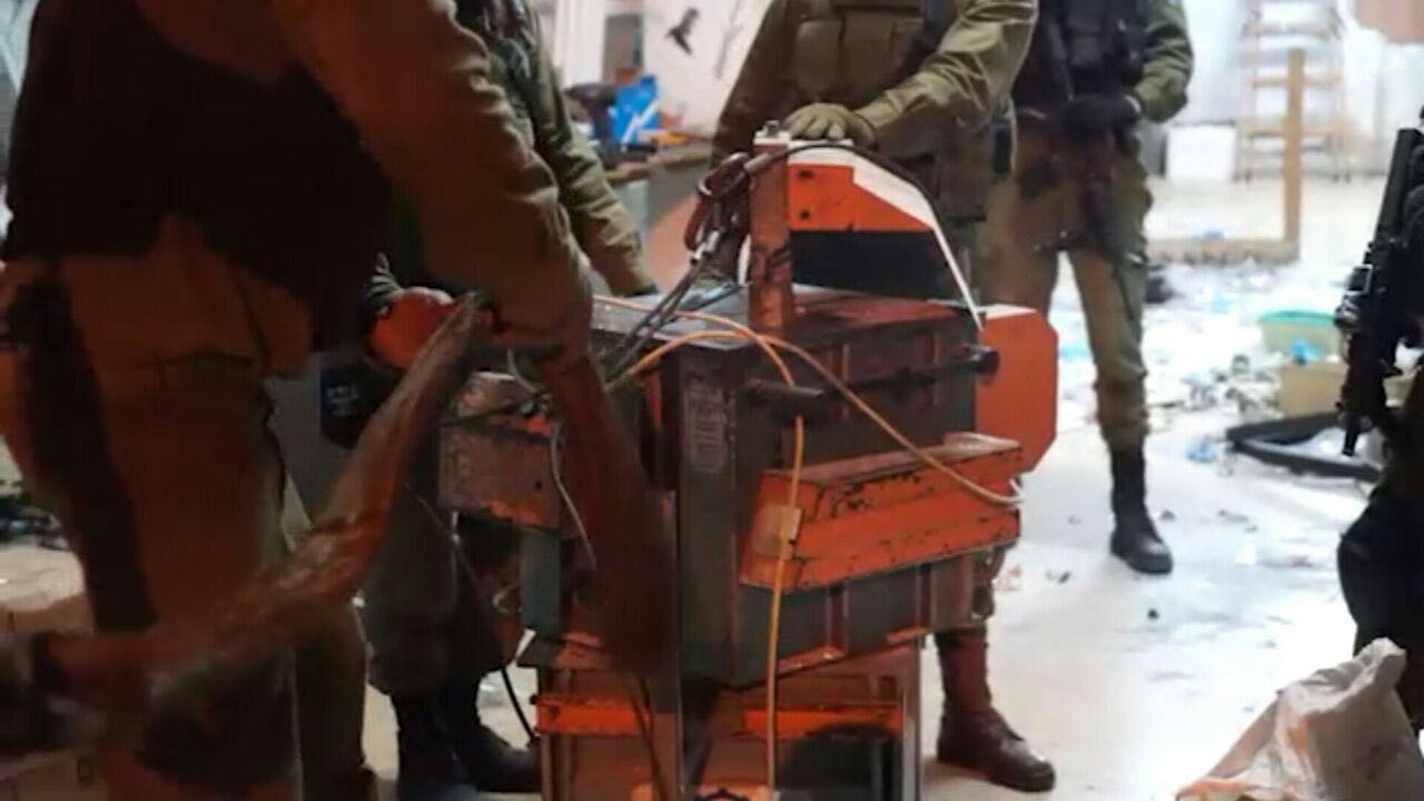 צילום: דובר צה''ל כוחותינו פשטו על בית מלאכה בחברון ותפסו 2 מחרטות לייצור אמצעי לחימה