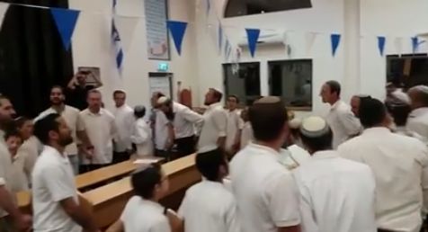 צילום: 0404 מאות אלפים חגגו בתפילה חגיגית בבתי הכנסת ברחבי ארצנו