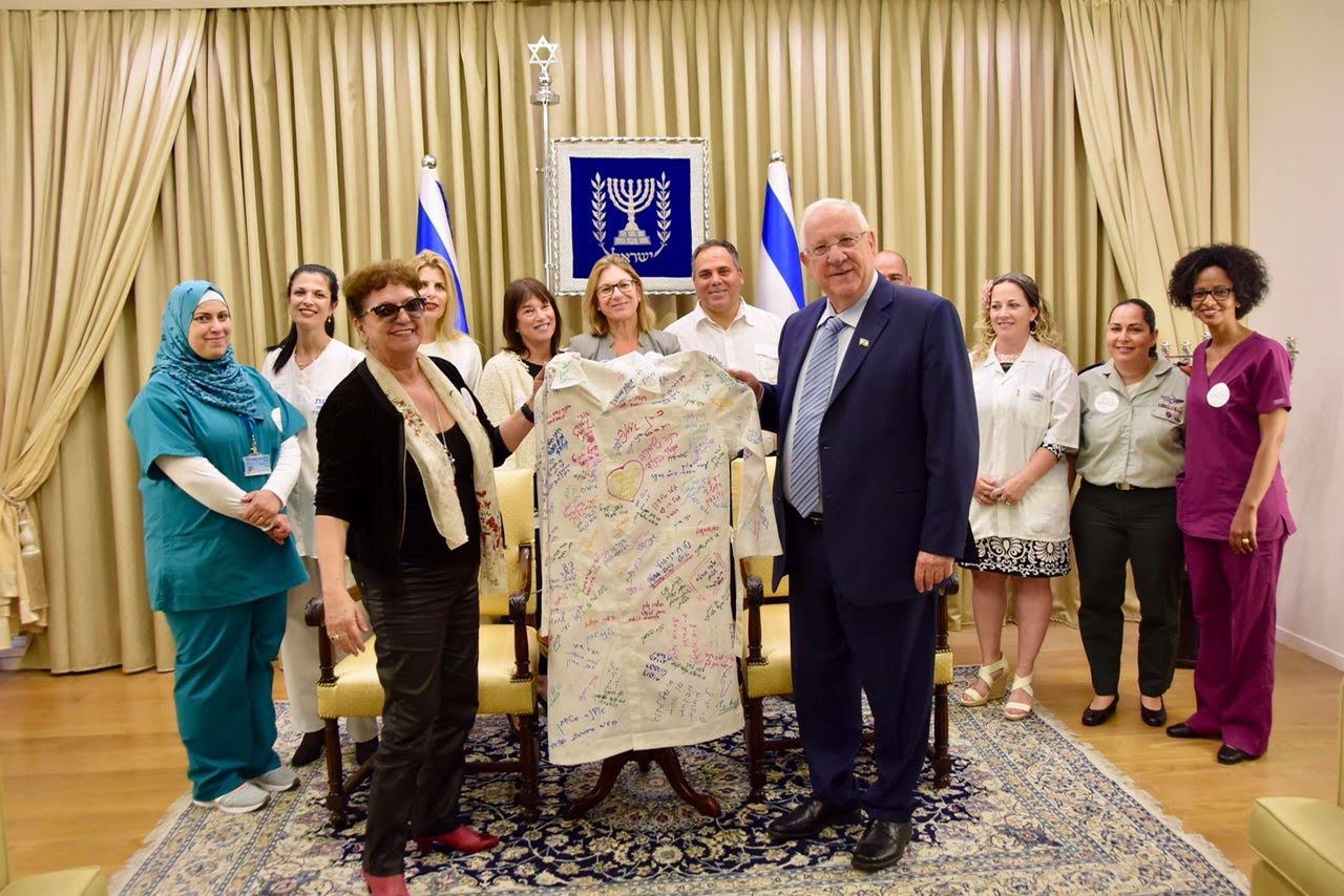 צילום: תומר רייכמן מזכרת לנשיא: חלוק עם חתימות של מאות אחים ואחיות