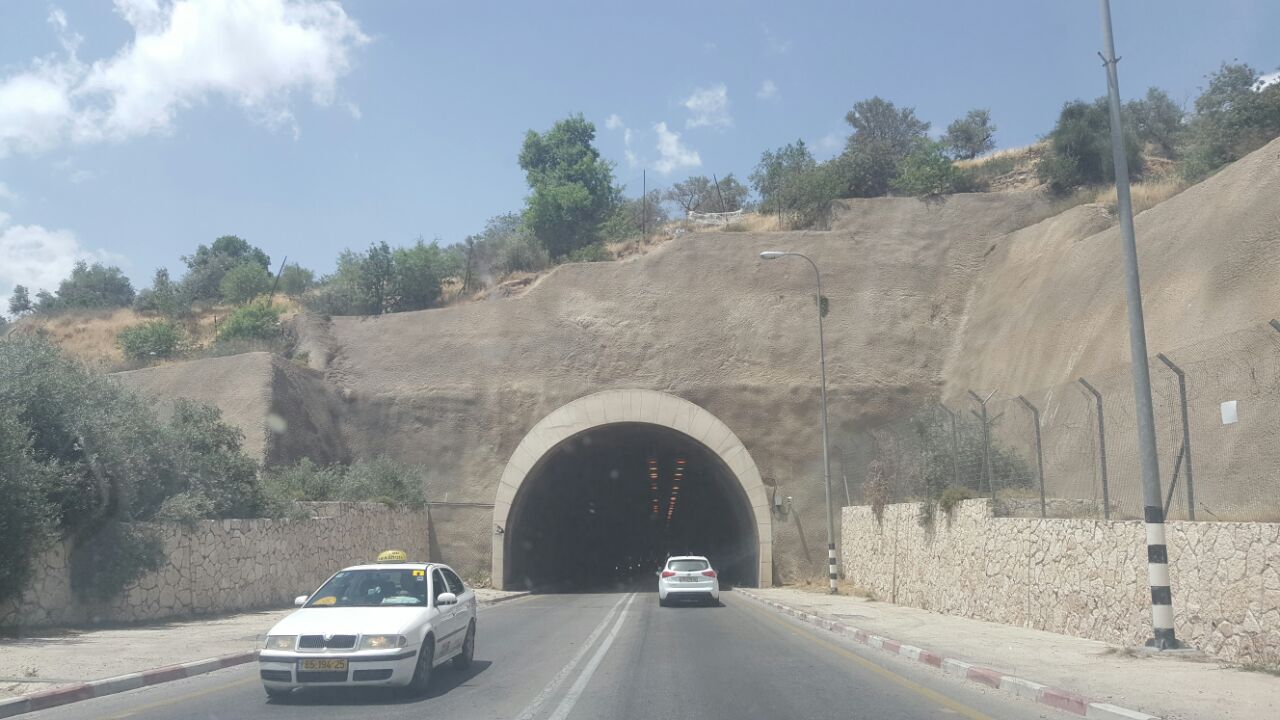 צילום: מוקד 443 הטרור בארצנו: אבנים הושלכו לעבר כלי רכב בכביש המנהרות