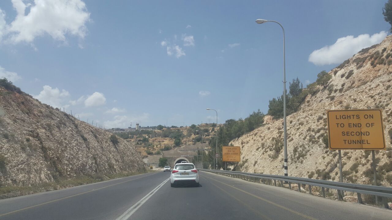 צילום: מוקד 443 סביב השעון: נזק לרכב בפיגוע אבנים בכביש המנהרות