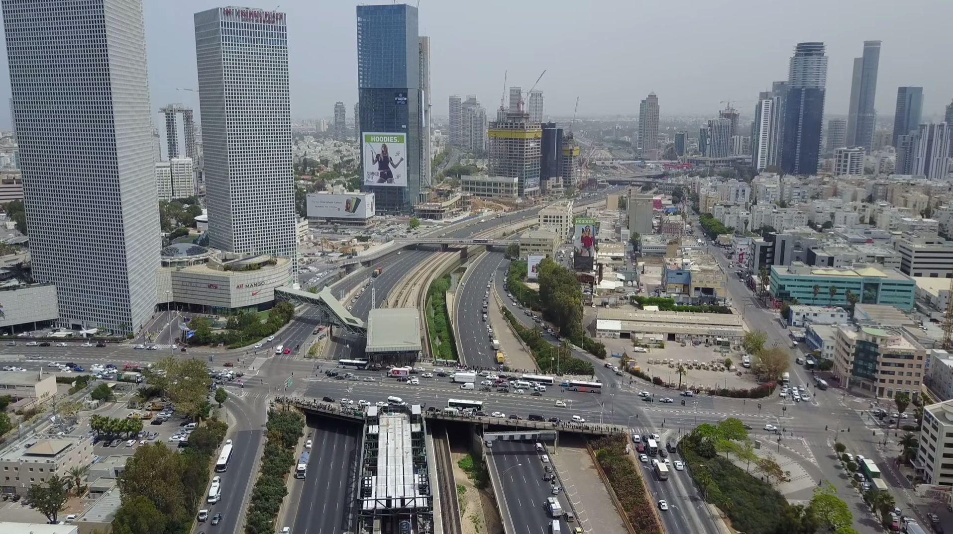צילום: יגבני חסקין איך לדעתכם הגיבו הנהגים באיילון בעת הצפירה? צפו בצילום מהרחפן