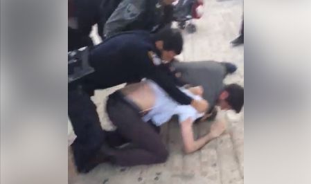צפו: יהודי העיר לשוטרים בירושלים ונעצר באלימות קשה. האירוע ייבדק