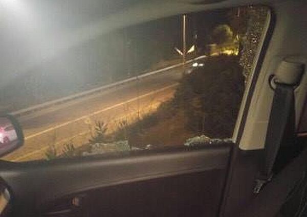 צילום: 0404 שמשת רכב נופצה בפיגוע אבנים סמוך לבית אומר