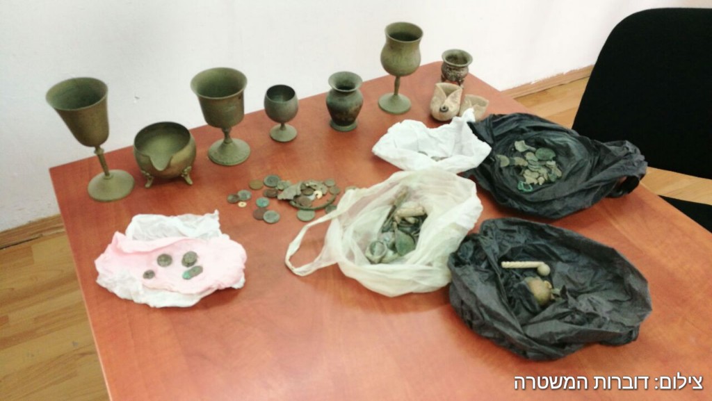 צילום: דוברות המשטרה עתיקות מטבעות ותכשיטים מתקופות שונות אותרו בכפר בית אולא בחברון