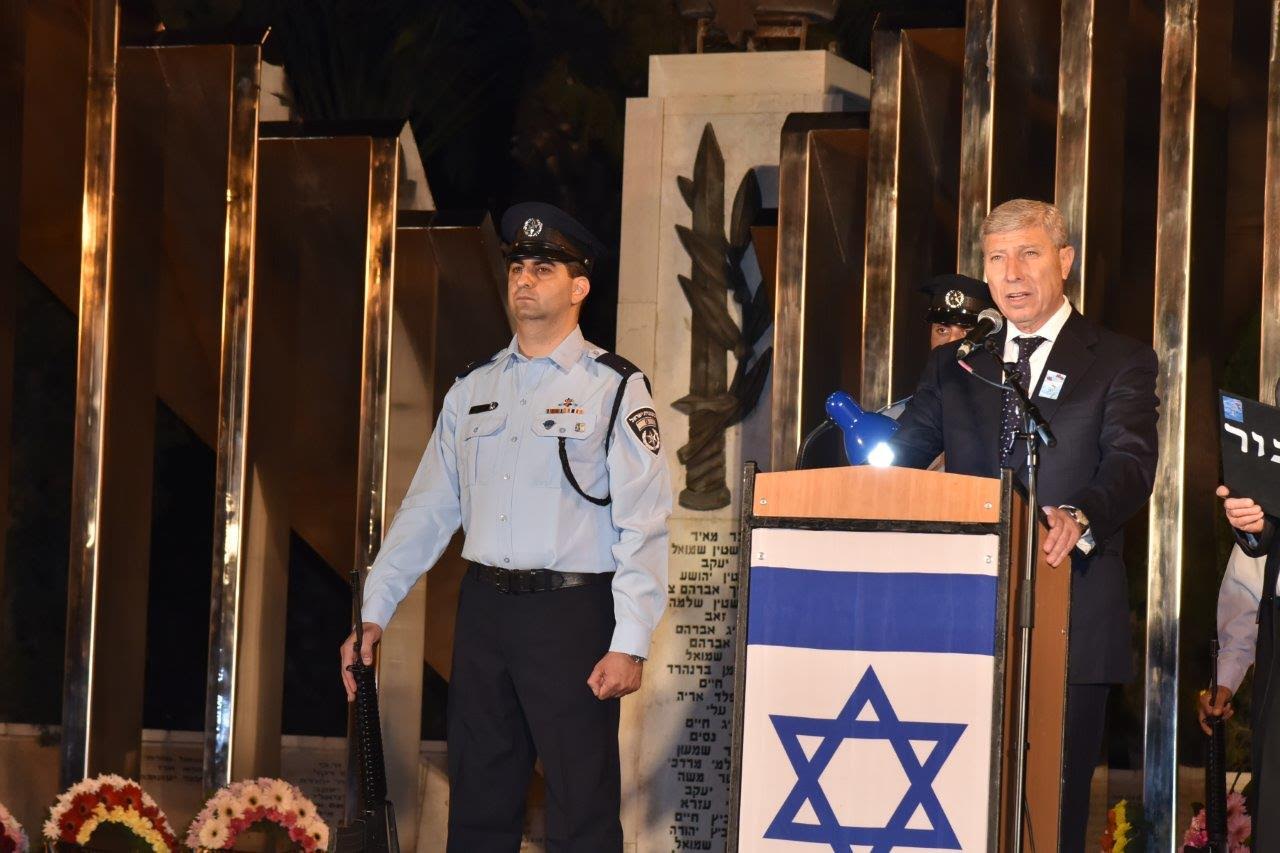 צילום: עיריית קריית אתא מדליק המשואה, יהורם גאון, לקח חלק בטקס יום הזיכרון בקריית אתא