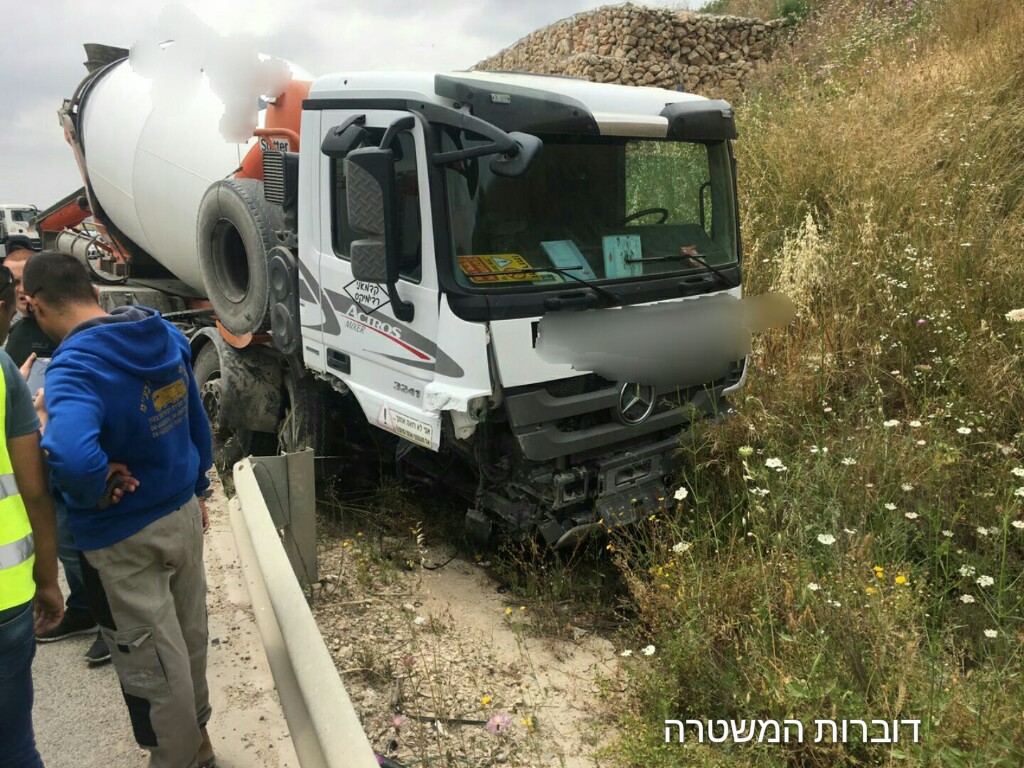 צילום: דוברות המשטרה מערבל בטון פגע ברכב פרטי בכביש 79 – כוחות פועלים לחילוץ הנהג שנלכד