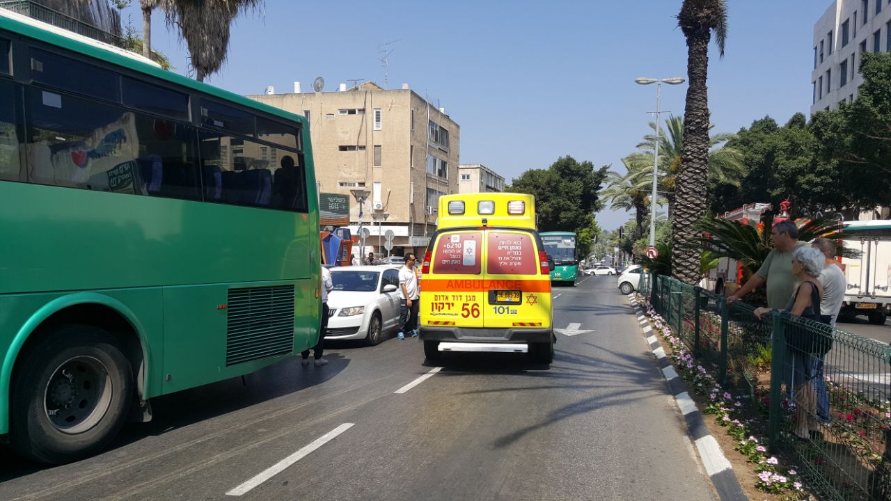 צילום: דוברות מד''א נהג לקה בליבו במהלך נהיגה ופגע באוטובוס – מצבו אנוש