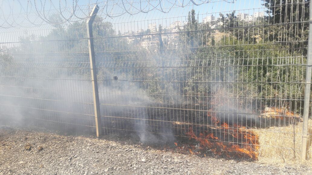 צילום: מחלקת בטחון קריית ארבע חשד לפיגוע הצתה סמוך לגדר שכונת החרסינה בקריית ארבע
