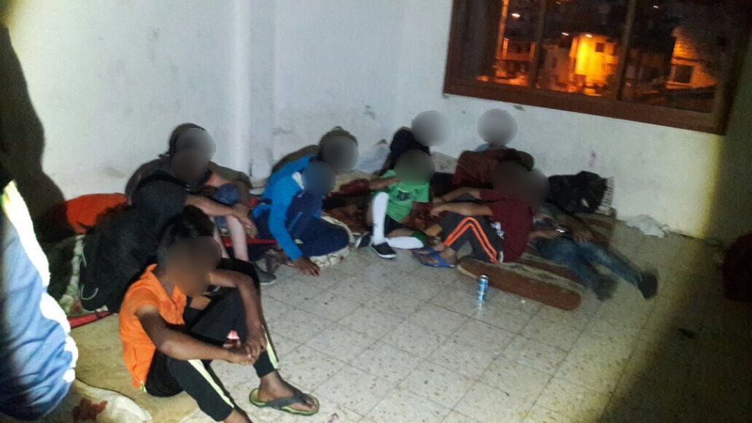 צילום: דוברות המשטרה 18 שב"חים בהם קטינים רבים אותרו בדירה בסכנין