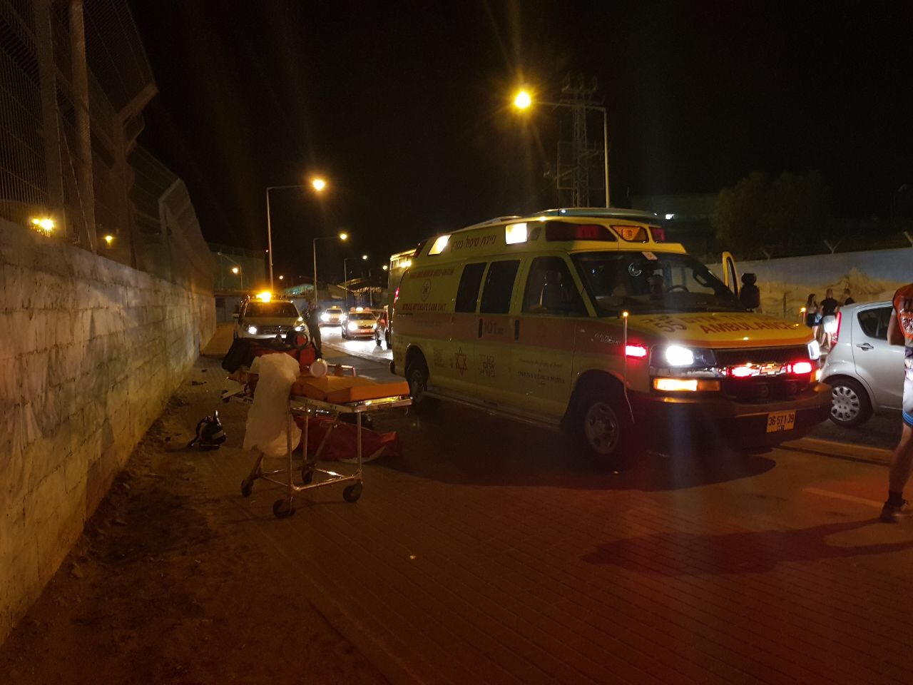 צילום: מד״א רוכב אופנוע בן 16 התנגש בעמוד באילת. מצבו קשה