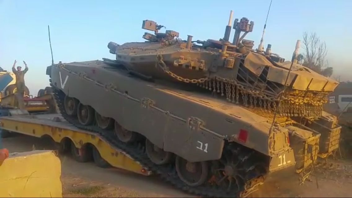צילום: 0404 פרסום ראשון: בדואים נצמדו עם טרקטורון למוביל טנקים וגנבו ציוד. אחד מהם זוהה, קפץ מהטנק ונפצע קשה