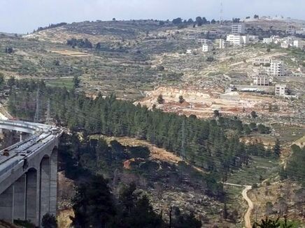 הגיע הזמן: בג"ץ הורה לעצור את בניית המאחז הערבי ליד גשר הרכבת בירושלים