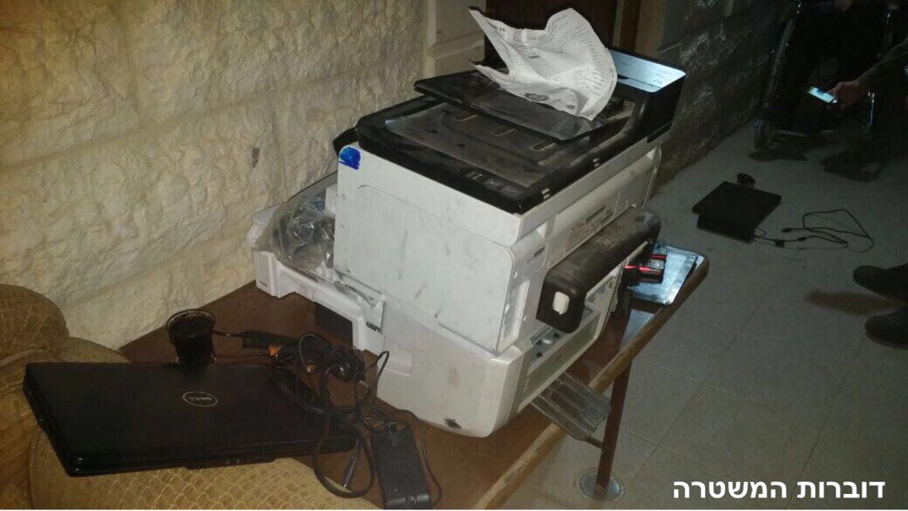 צילום: דוברות המשטרה כוחותינו פשטו לבית ששימש כמעבדה לזיוף מסמכים ותעודות זהות