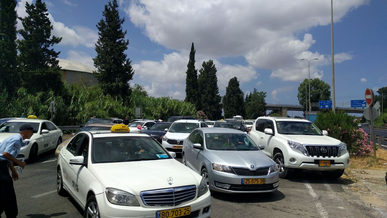 צילום: דוברות המשטרה מחאת הנכים: שיבושי תנועה בכביש 2, יקום לדרום