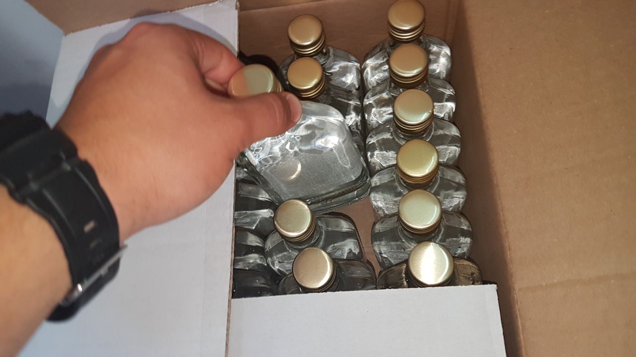 צילום: עיריית עכו מעבדה ומאות בקבוקי אלכוהול מזוייף אותרו בעכו
