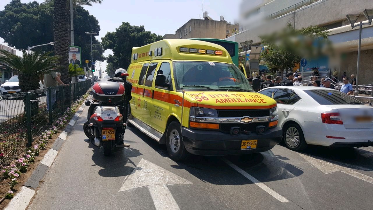 גני תקווה: חפץ כבד נפל על גבר בן 80 – מצבו קשה