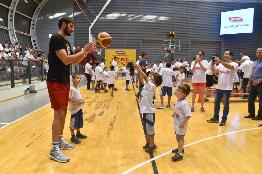 צילום: עיריית קריית אתא אלופים בקריית אתא: הפנינג כדורסל להורים וילדים עם שחקן ה-NBA, עומרי כספי